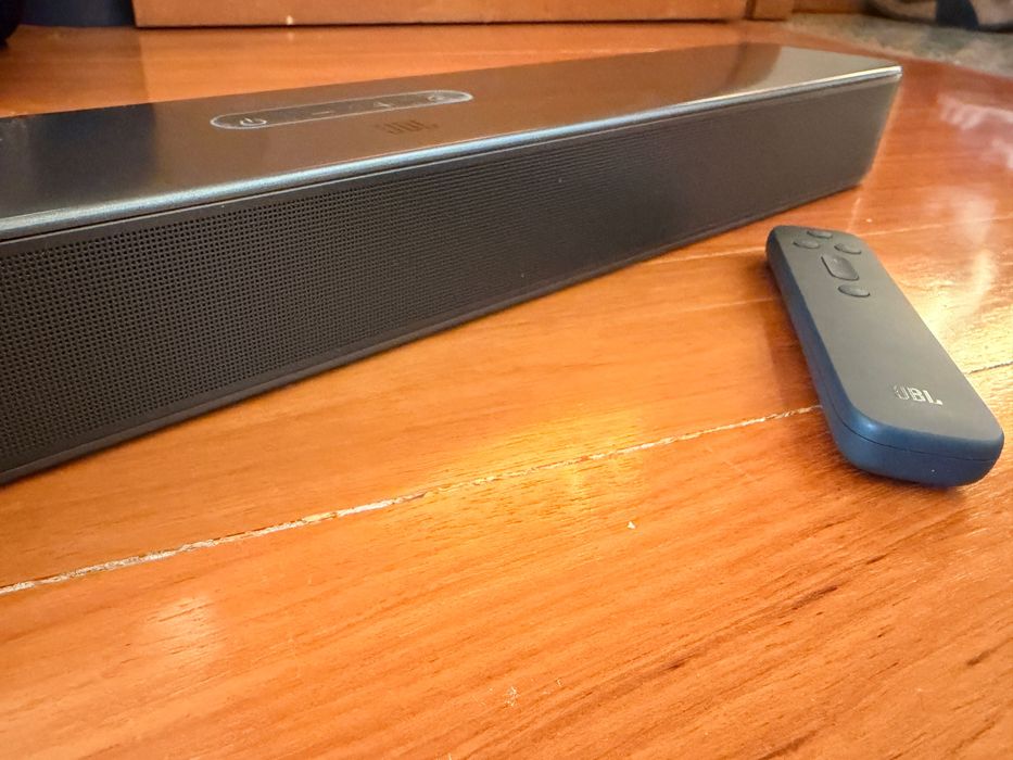 Soundbar JBL Bar 2.0 All-in-One, completa com caixa, suporte de parede e cabos