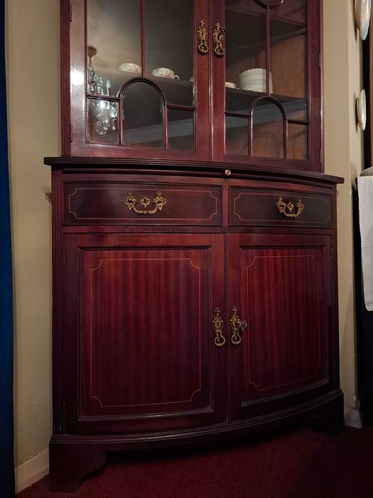 Móvel de Canto de Mogno