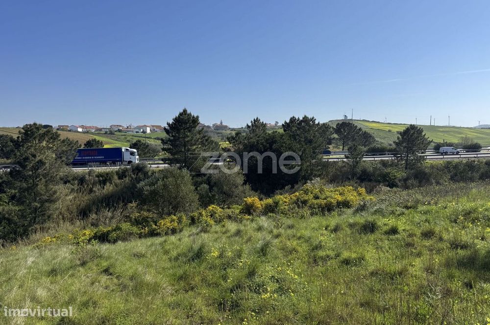 Terreno rústico com parcela urbana à beira da A8