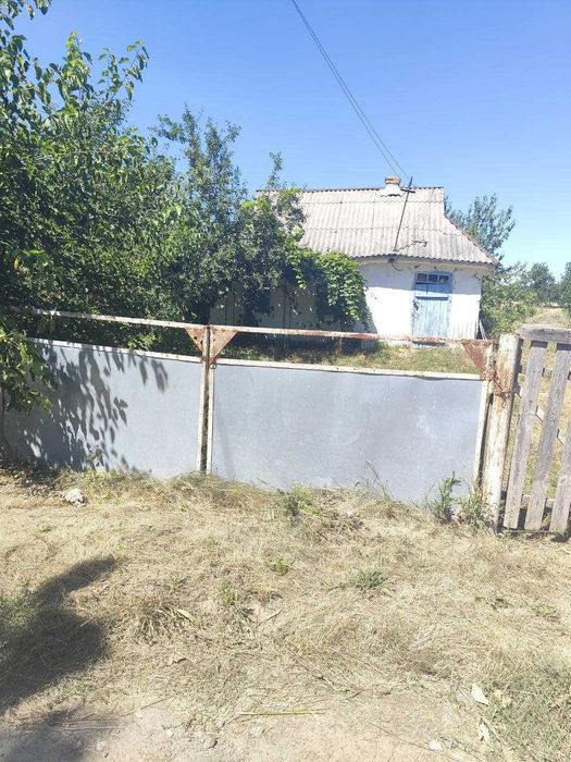 Продається будинок-мазанка та земельна ділянка