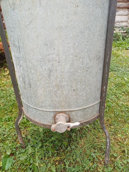 Wirówka (miodarka) do miodu.