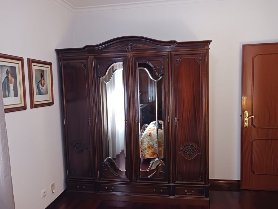 Roupeiro de madeira maciça com 4 portas