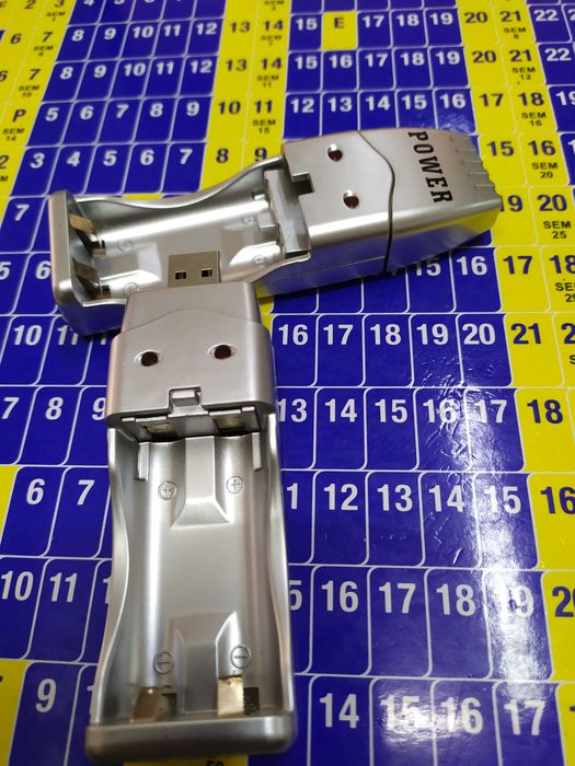 Carregador pilhas portátil USB AA e AAA