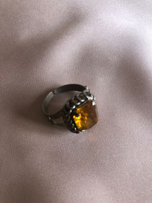 Anel vintage com pedra amarela grande