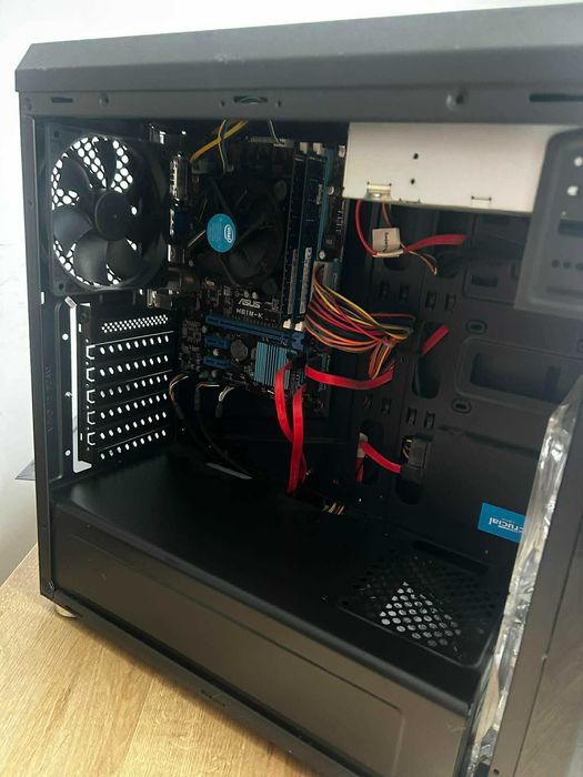 Zestaw komputer stacjonarny, myszka, monitor i klawiatura