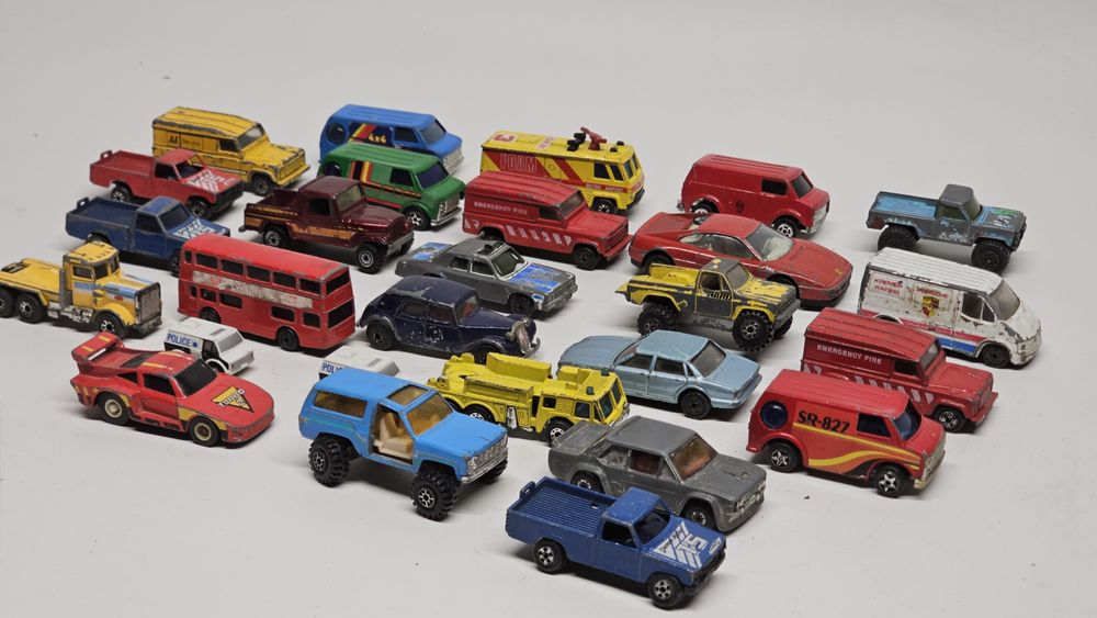 Zestaw samochodzików resoraki auta Matchbox Hot Wheels 1979 1981 1982 złomiki na części renowacja custom pakiet autek miks uszkodzone poobijane retro
