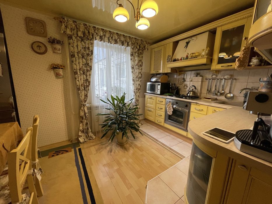 Квартира 3 кімнатна в центрі міста + гараж