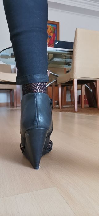 Botins de Cunha em pele, nobuk pretas