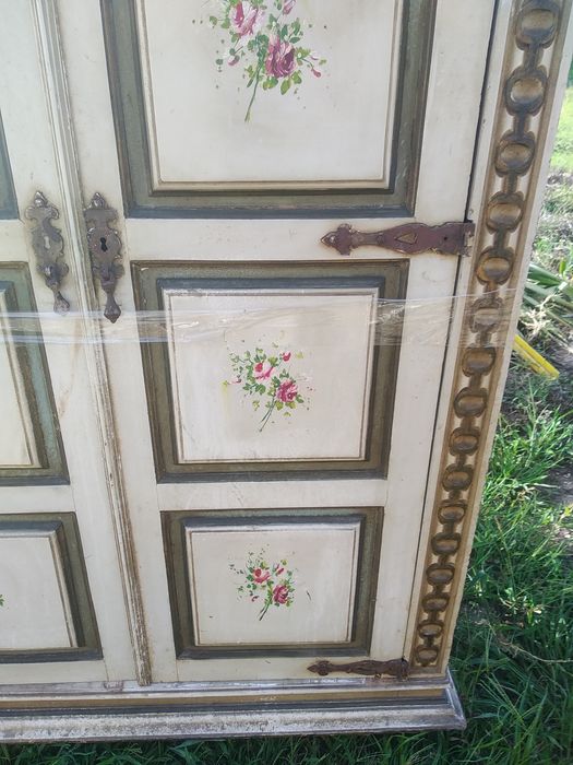 Armário antigo e móvel de canto pintado á mão com mais de 100 anos