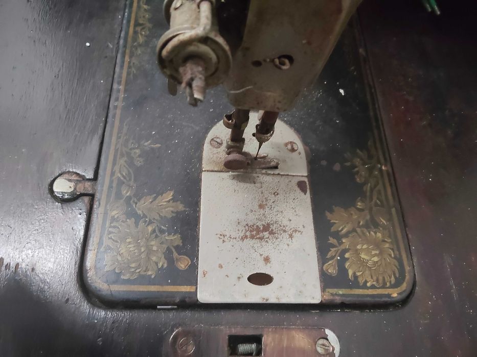 Máquina de Costura Antiga PFAFF com Móvel e Pedal