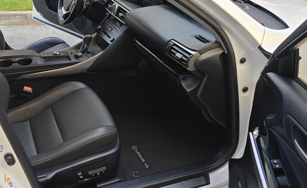 Lexus is300 2.0 2017 ідеал