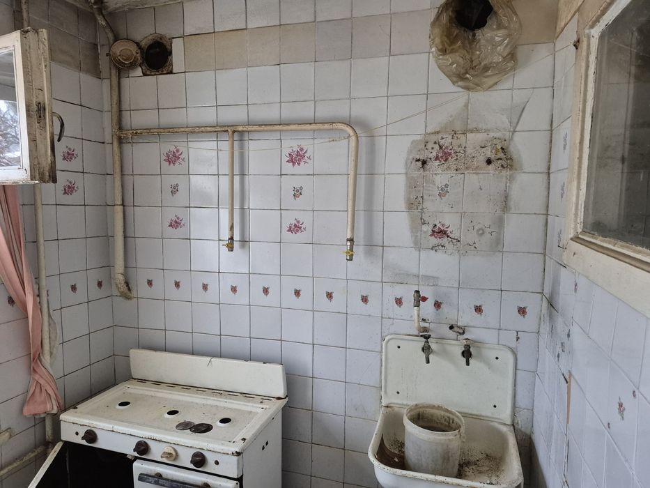 Продаж трьохкімнатной квартири під ремонт.