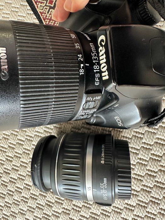 Vendo Canon EOS 1000D com duas lentes: 18–55mm (standard) e 18–135mm