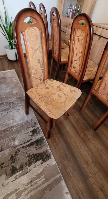 Piękne krzesła drewniane