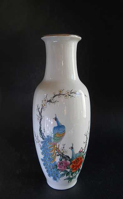 Три Японские интерьерные фарфоровые вазы с изображением роз и павлинов