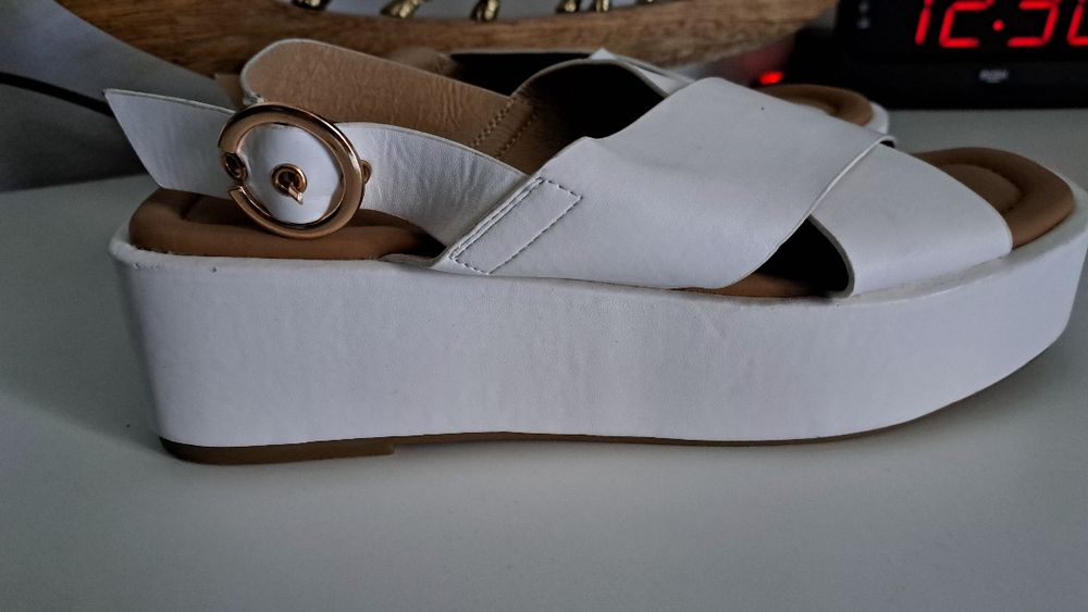 Skórzane sandały damskie, na grubej platformie Schuh