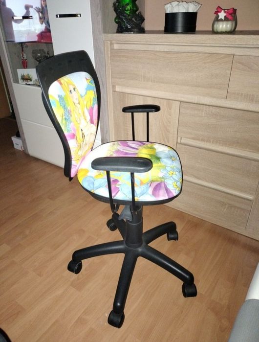 Obrotowy fotel w ksiezniczki