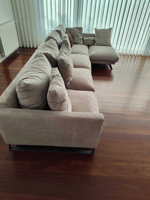 Sofá com Chaise Longue e Puff – Divani Star (Ref. Chocolate 1) – Tecido Premium