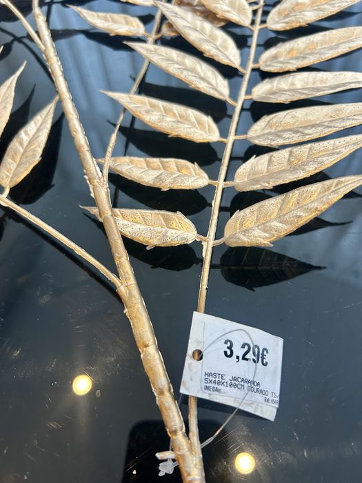 Jarra dourada + folhas decorativas