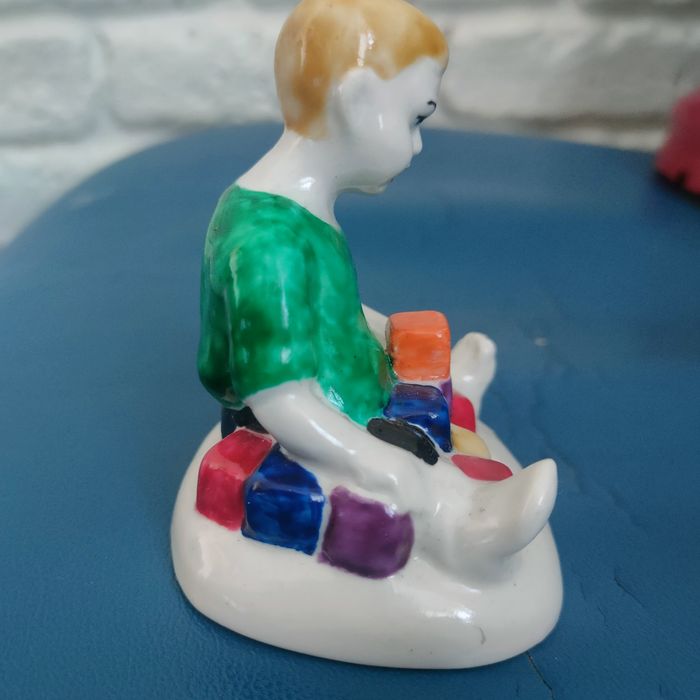 Статуэтка "Мальчик с кубиками"