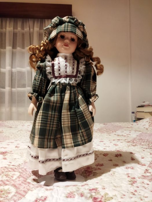 Boneca em porcelana