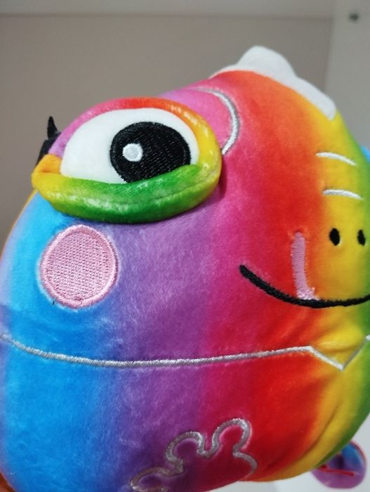 Tęczowy kameleon maskotka jak squishmalows Red Nose Day