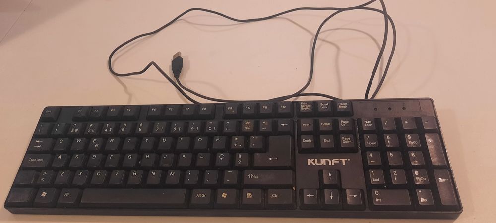 Teclado usado a funcionar