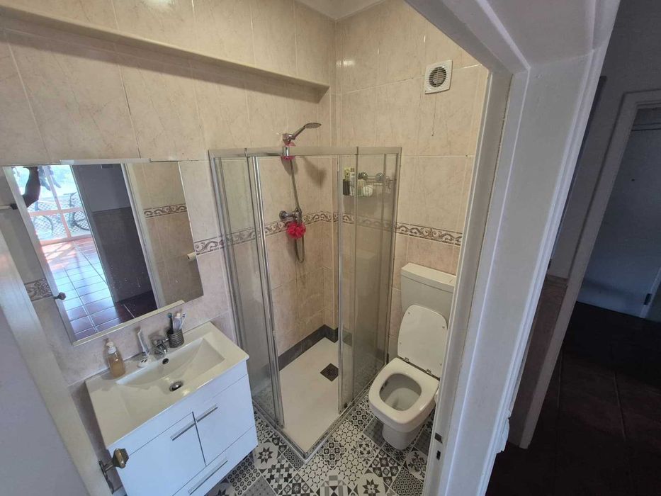 Quarto p/casal com banho privativo e marquise  em Alhandra