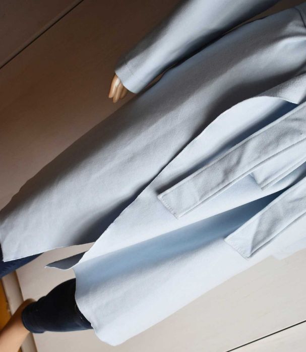 Płaszcz przejściowy 42 XL szlafrokowy błękitny wiązany elegancki midi