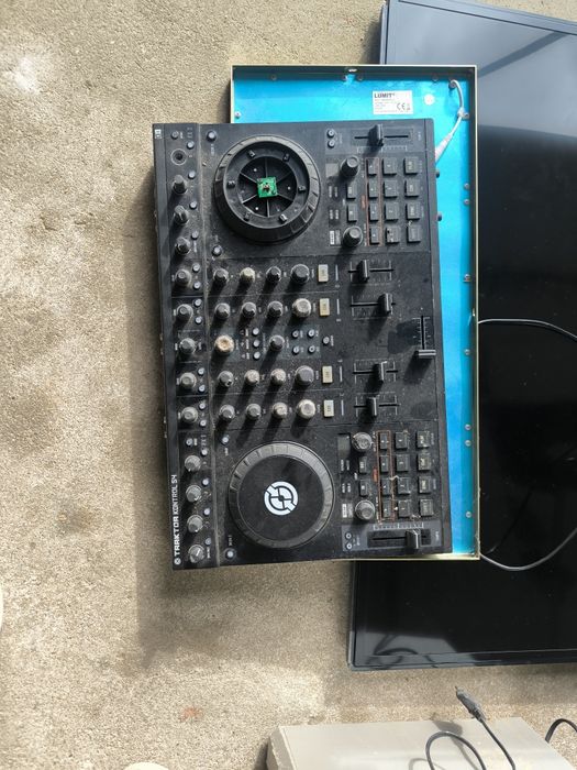 Traktor s4 para peças avariada