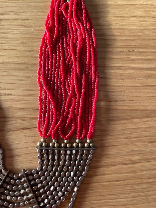 Colar étnico vermelho e dourado