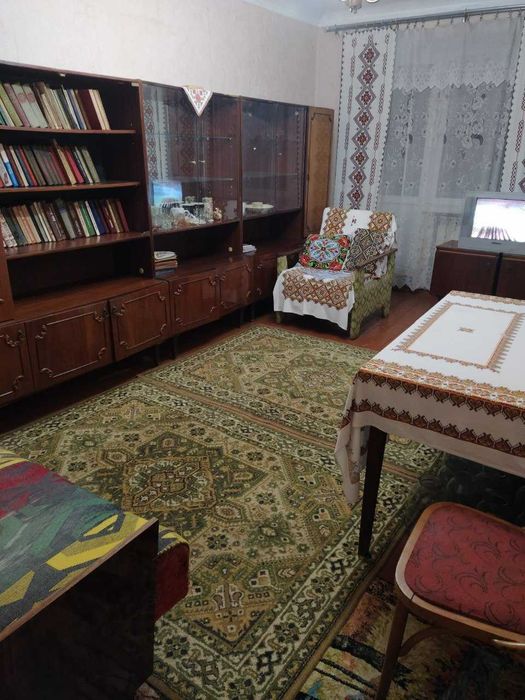 Продам 2-кімнатну квартиру з гаражем в центрі м.Тростянець.