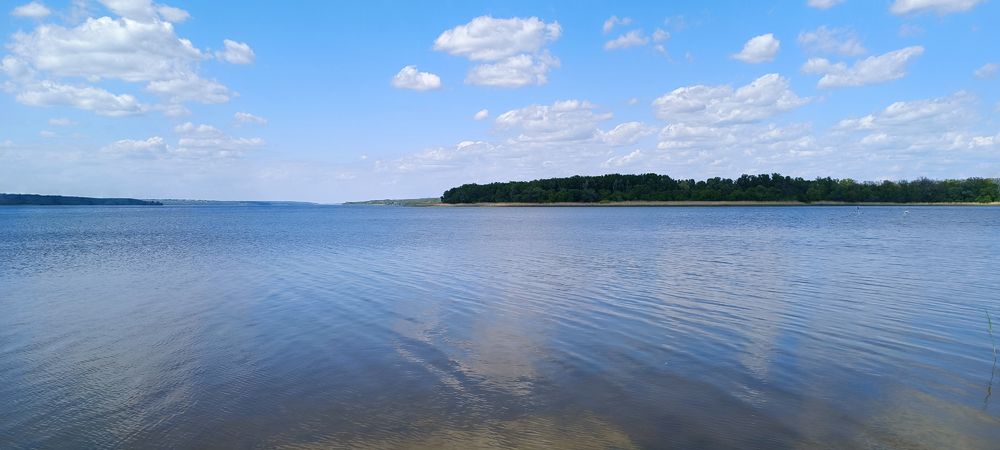 дом с подземным этажом, расположенный на первой береговой линии Днепра