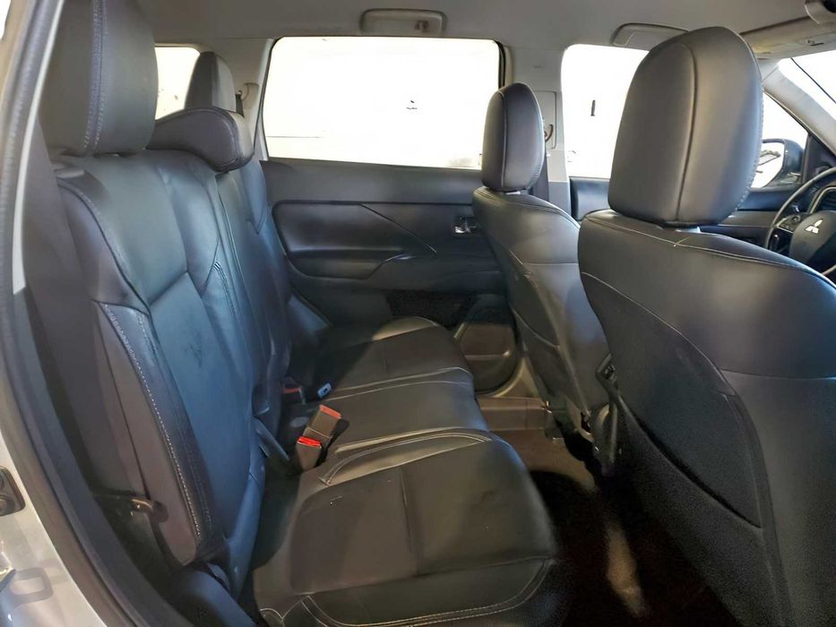 Mitsubishi Outlander SE      2020