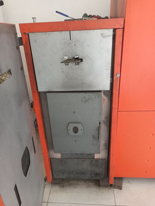 Lote de 2 máquinas de aquecimento a pellets e 1 depósito