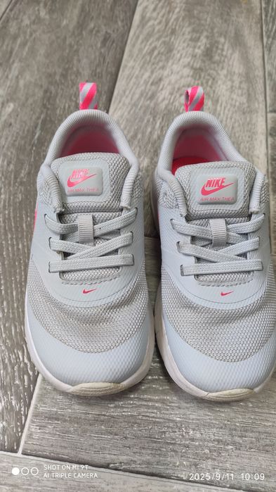 Кросівки для дівчинки.