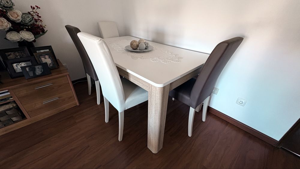 Mesa de jantar extensível + 4 cadeiras