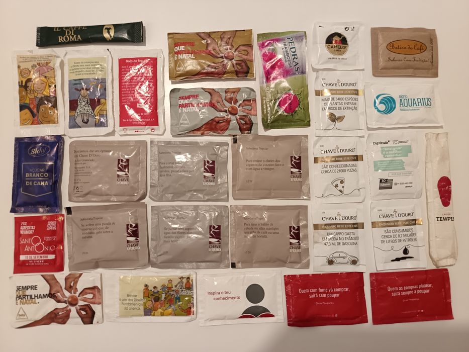 Cubos e pacotes de açúcar