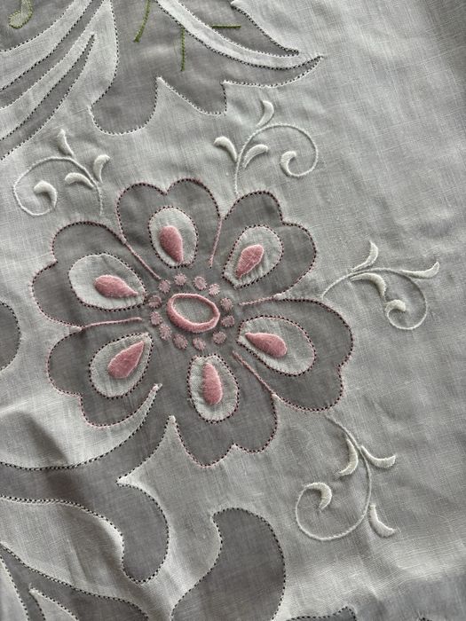 Toalha de mesa em linho e organdy com bordado da Madeira