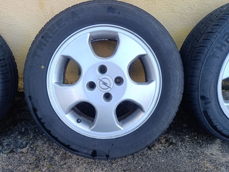 Jantes Liga Leve R15 com Pneus