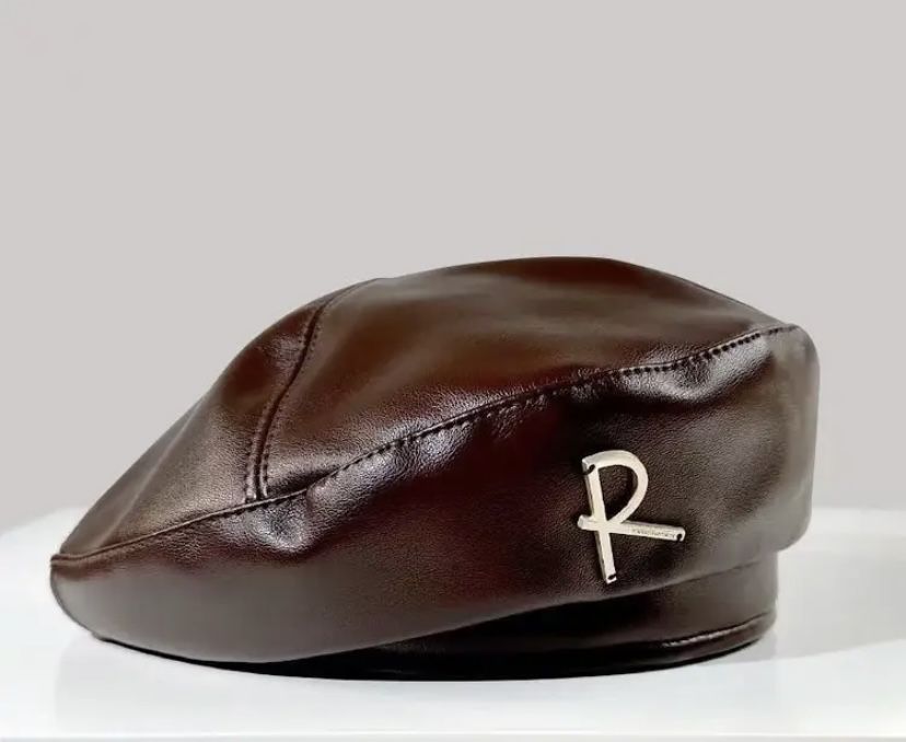 Берет из экокожи шоколадного цвета