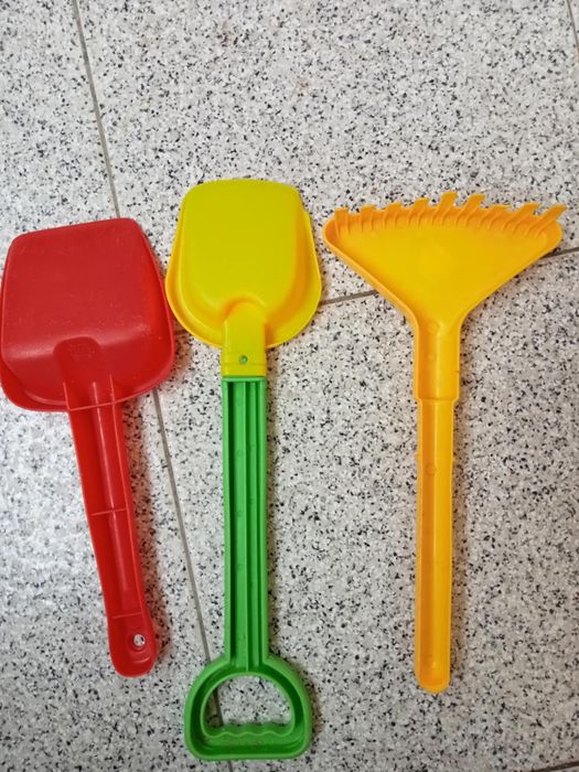 Brinquedos de praia variados