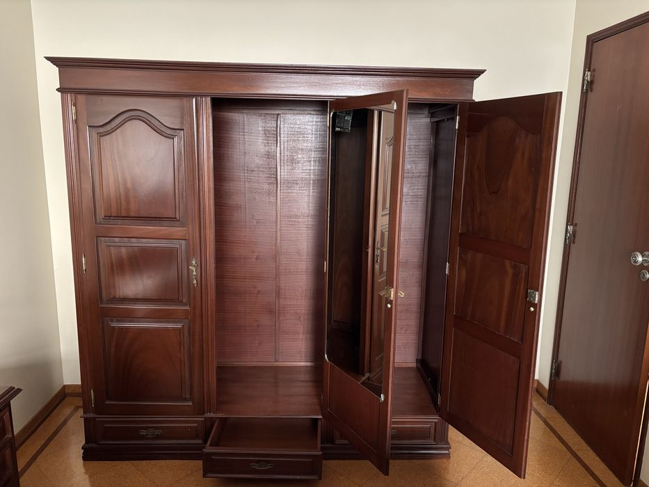 Roupeiro em madeira escura