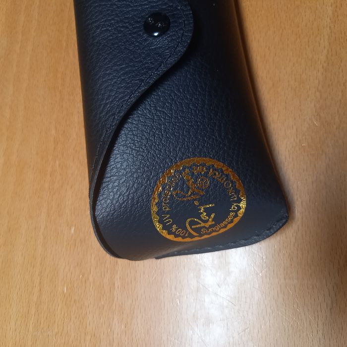 Óculos ray-ban com etiqueta