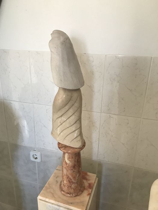 Escultura em mármore lioz base em encarnado dos negrais