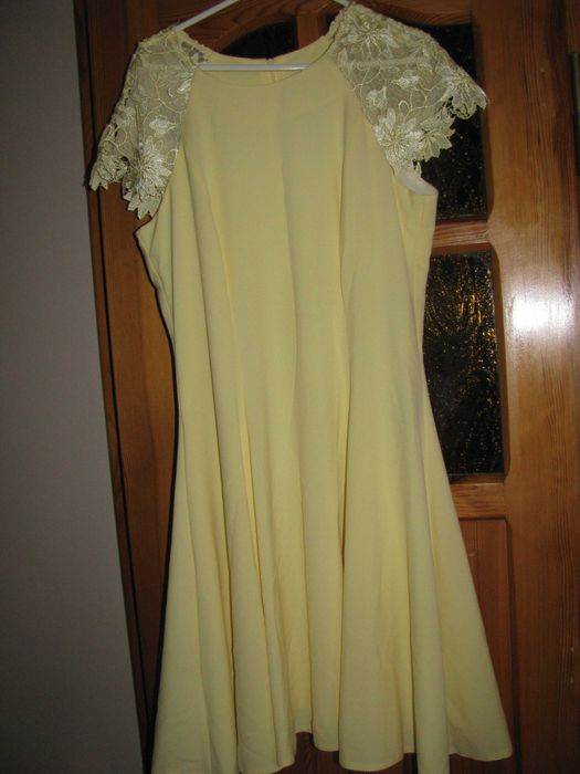 Żółta sukienka z gipiurą