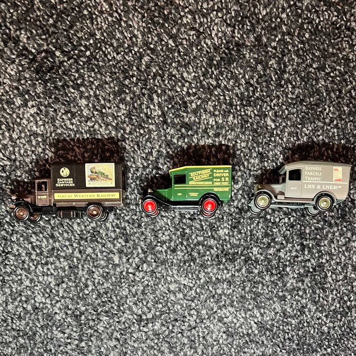 Conjunto de Carrinhas de Encomendas Ferroviárias dos Anos 30 "Railway Express Parcel Vans of the 1930s" 1/76