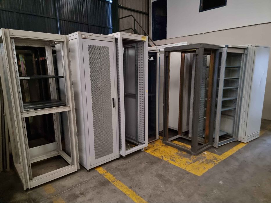 Bastidores 42U e 48U para Servidores e Redes