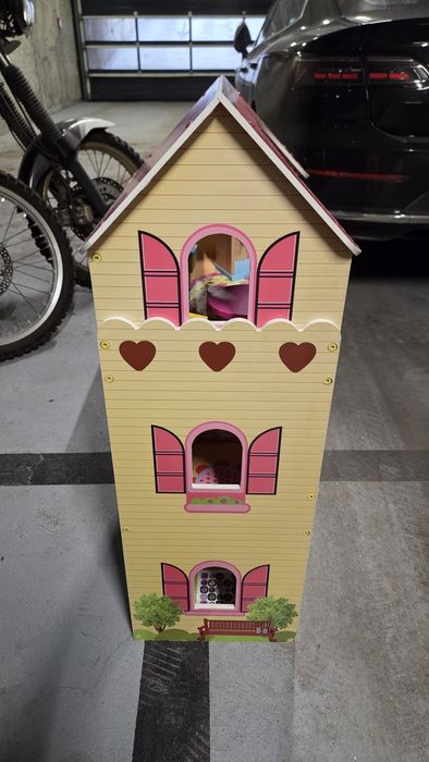 Drewniany domek dla lalek z pojedynczymi meblami (odbiór osobisty!)