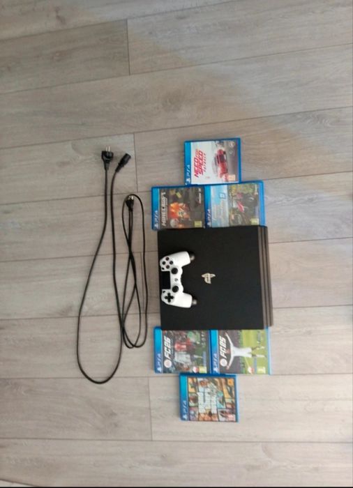Ps4 Pro 1TB + 6 gier + pad